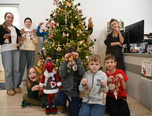 Warsztaty twórcze w bibliotece – tworzymy papierowe ozdoby choinkowe!